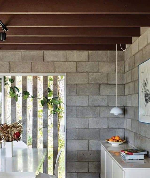 Cocina moderna con vigas expuestas y lámparas colgantes