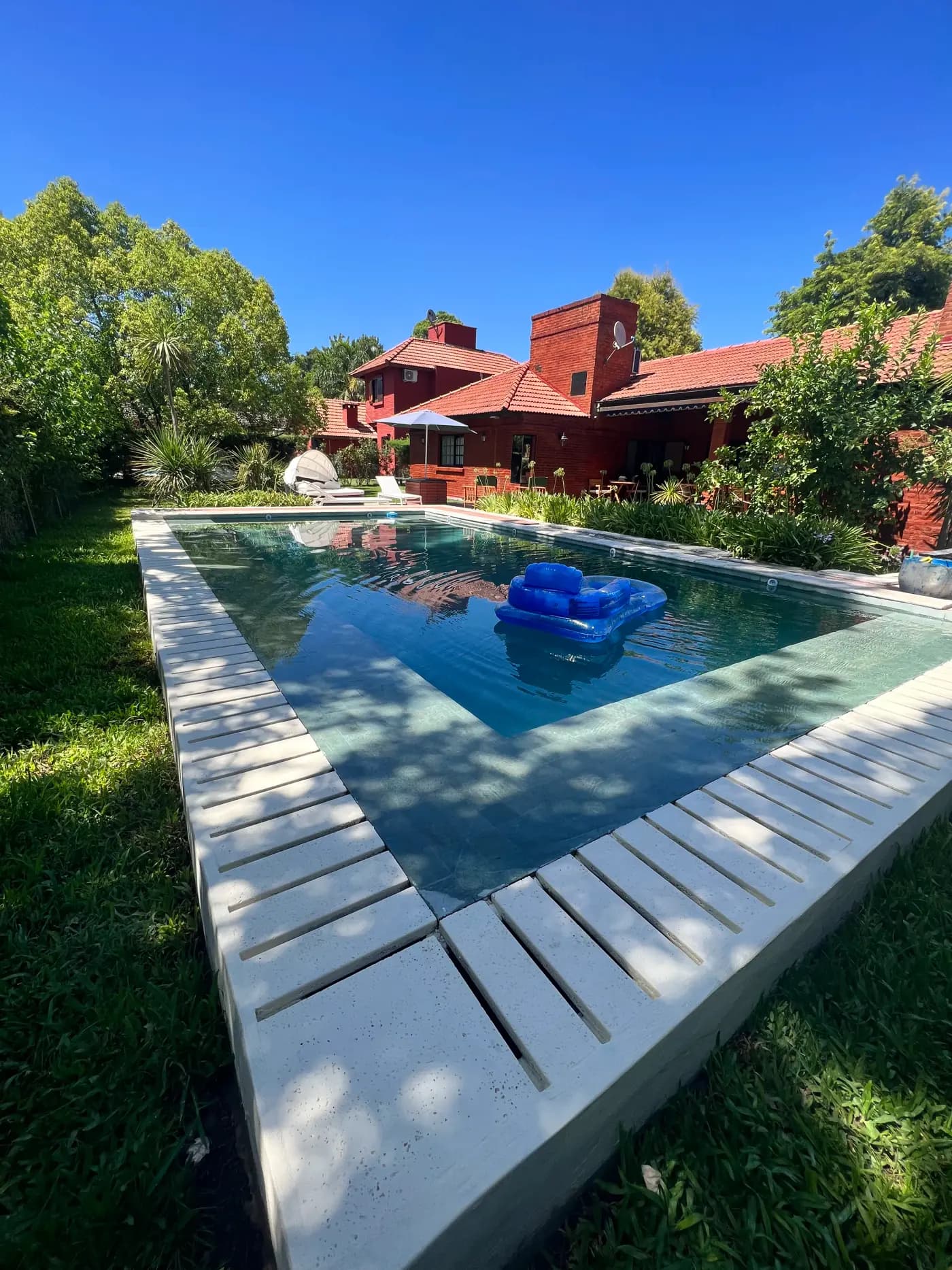 Piscina de lujo terminada con deck