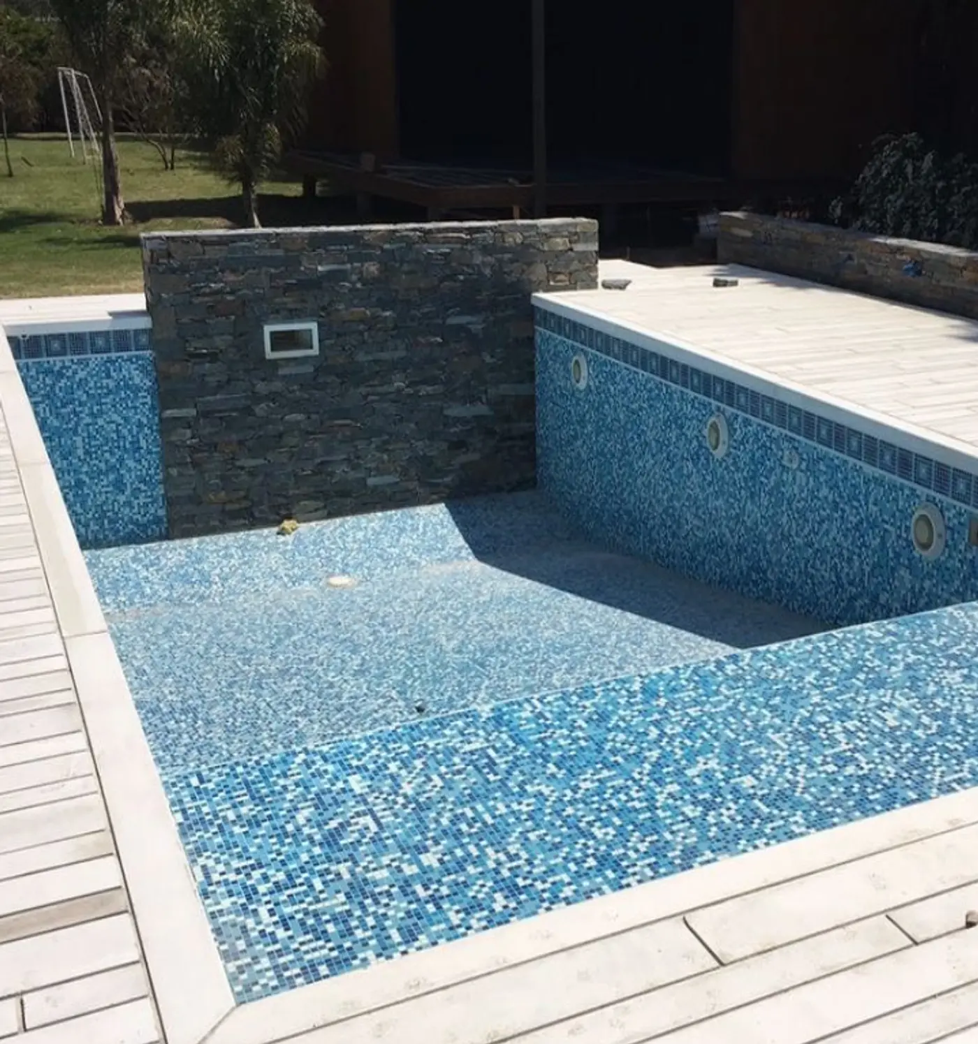 Piscina de lujo terminada con deck
