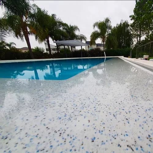 Piscina de lujo terminada con deck