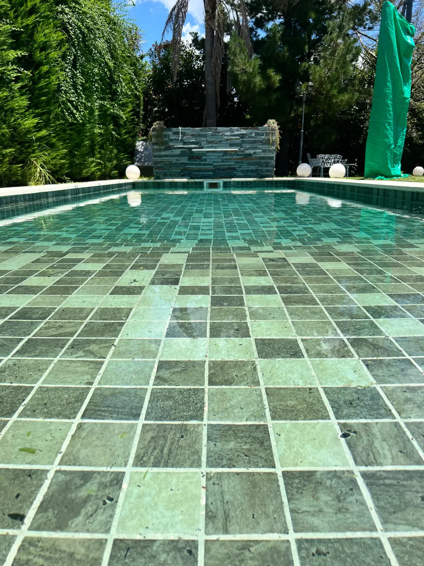 Piscina de lujo terminada con deck