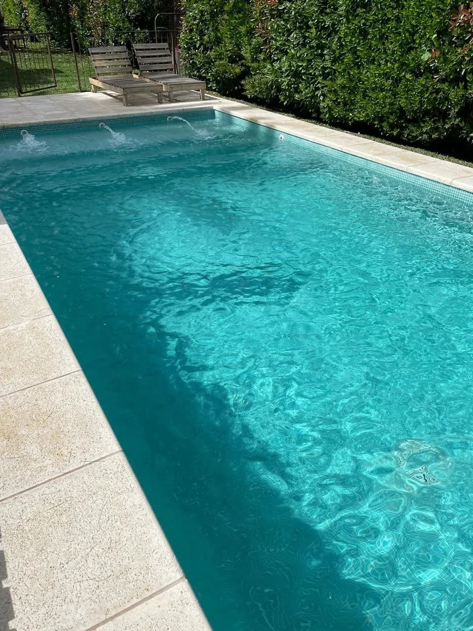 Piscina de lujo terminada con deck