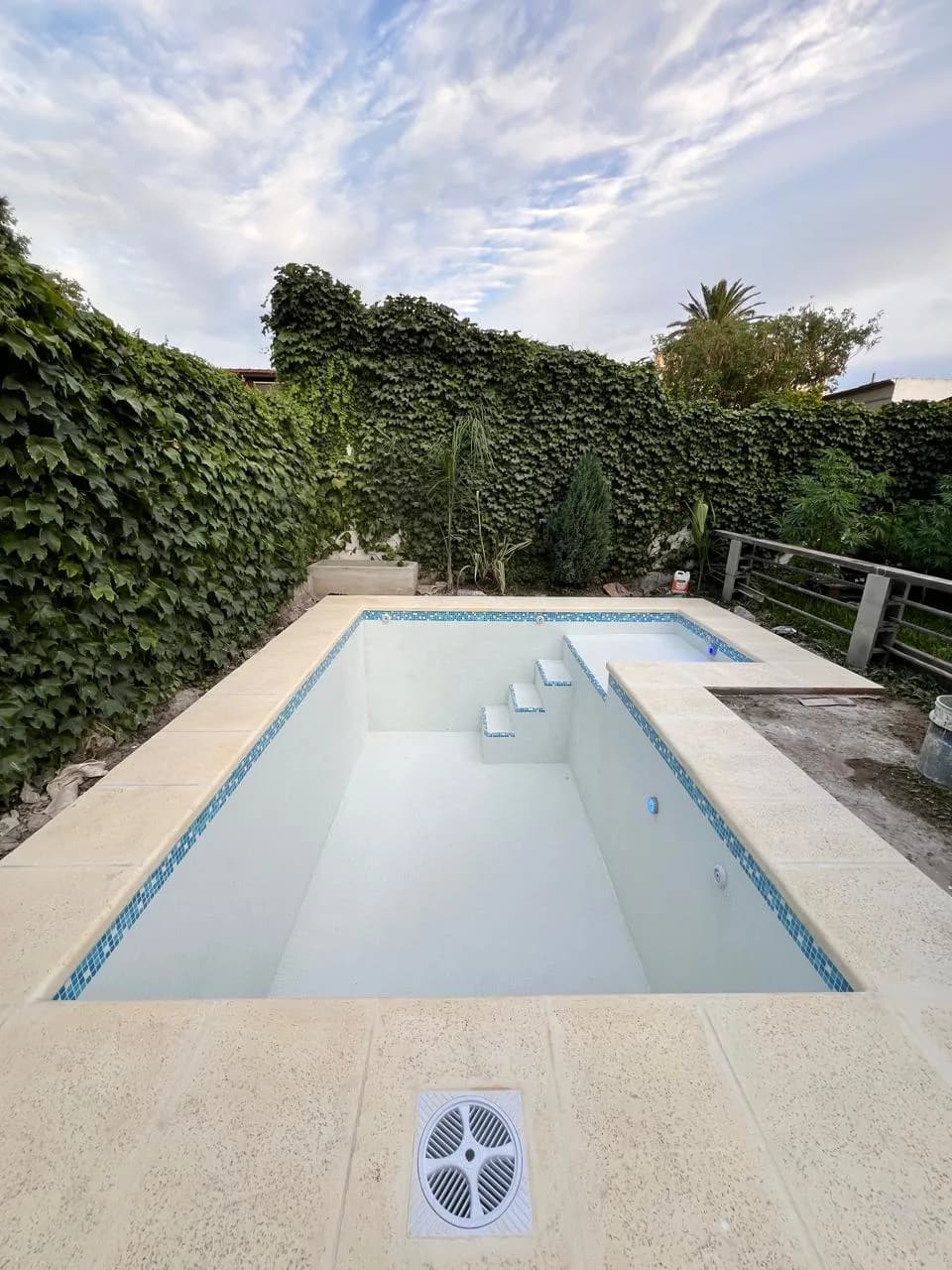 Piscina de lujo terminada con deck