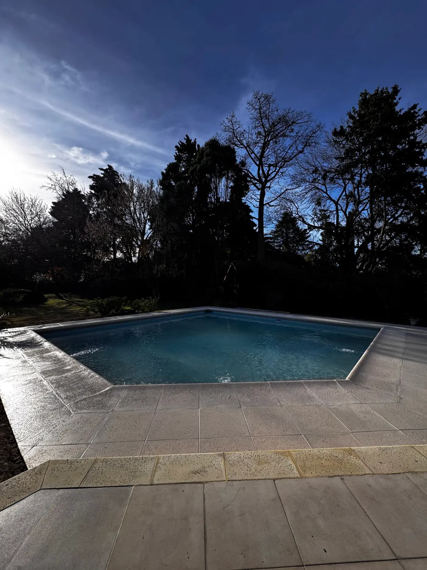 Piscina de lujo terminada con deck