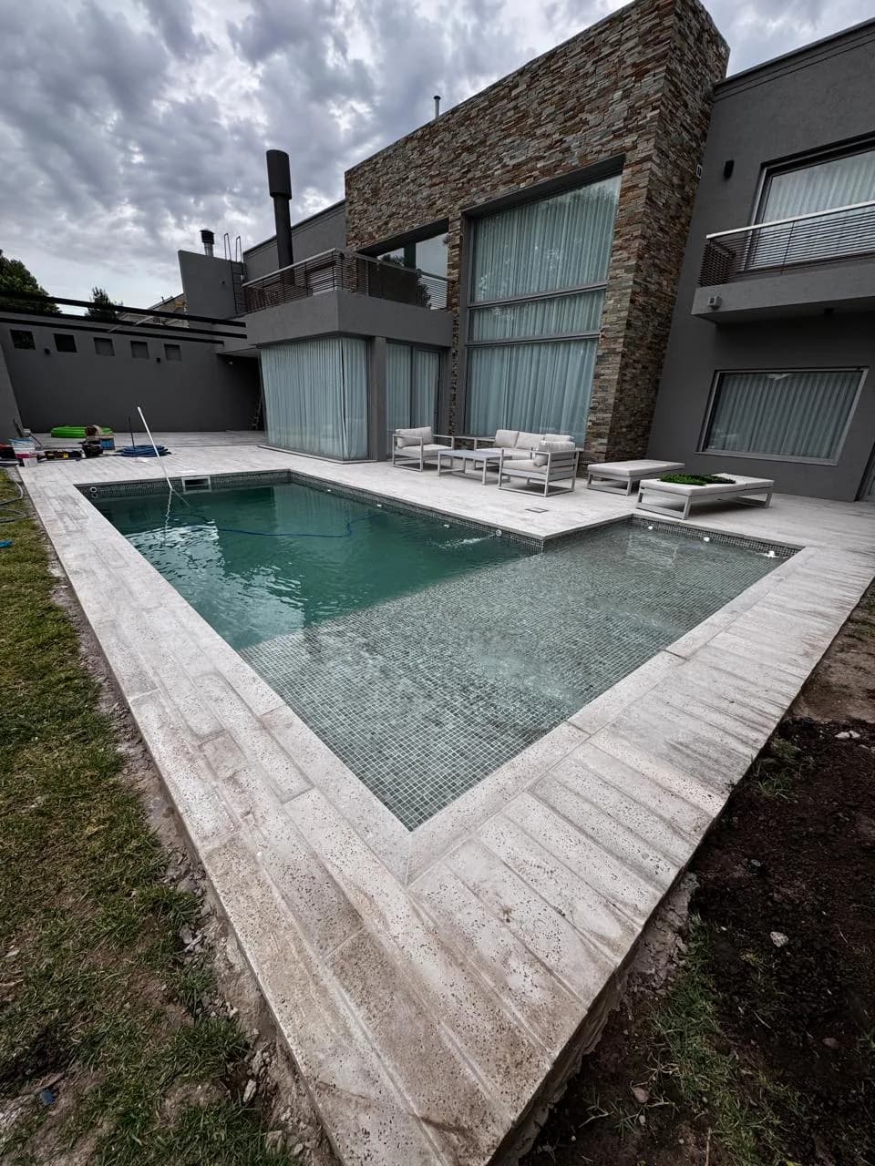 Piscina de lujo terminada con deck