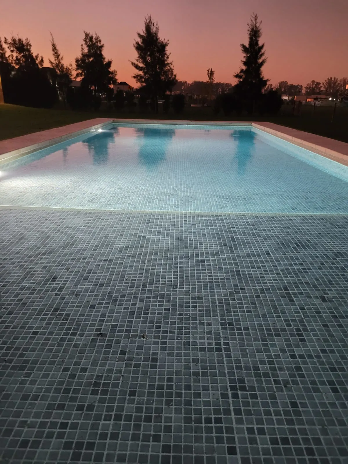 Piscina de lujo terminada con deck